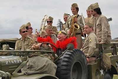 groupe de jazz en uniforme militaire d'époque