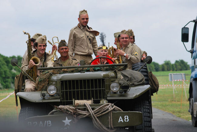 le big band sur une jeep