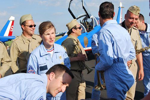 Patrouille de France et musiciens swing en meeting