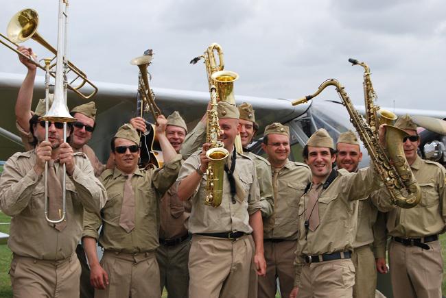 Les cuivres en uniformes militaires d'époque